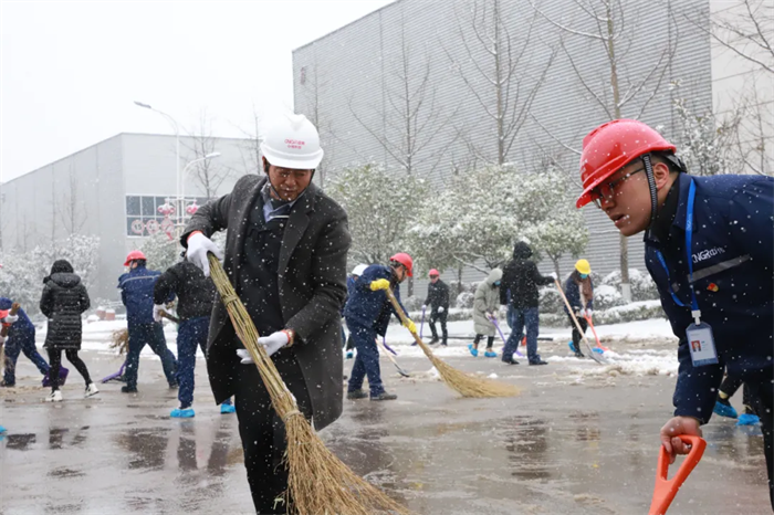 點贊！掃雪除冰，他們是最美的風景