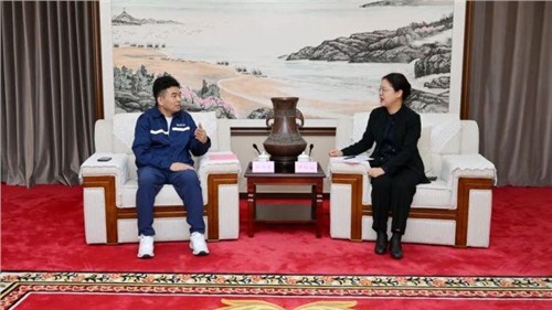 欽州市市委書記鐘暢姿會見中偉股份董事長、總裁鄧偉明一行