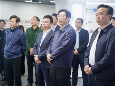 湖南省政協黨組成員、秘書長鄧群策帶隊考察調研中偉寧鄉產業基地