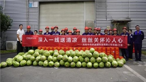 清涼潤(rùn)匠心關(guān)懷抵熱浪|中偉股份生產(chǎn)一線開展“送清涼”員工關(guān)懷系列活動(dòng)